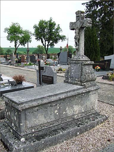 Tombeau (n°25) de type 3, ensemble trois quarts droit.