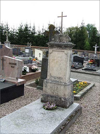Tombeau (n°28) de type 1, ensemble trois quarts droit.
