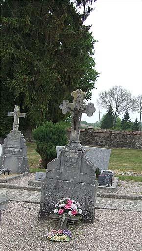 Tombeau (n°32) de type 1, ensemble trois quarts gauche.