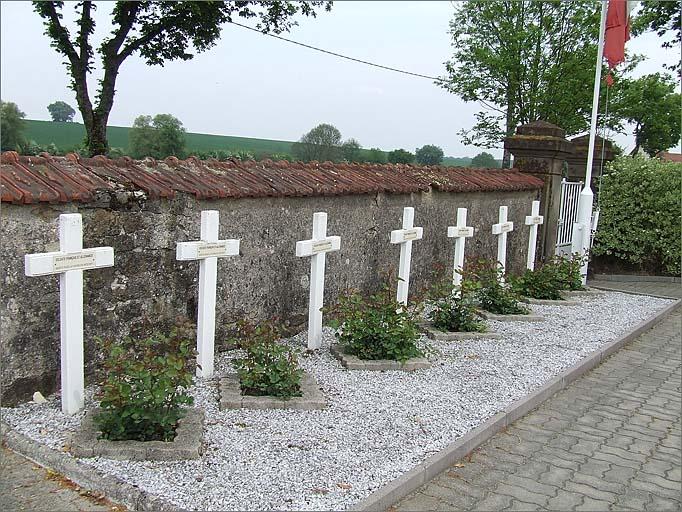 Ensemble de tombes de soldats, ensemble trois quarts gauche.