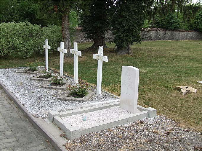Ensemble de tombes de soldats, ensemble trois quarts droit.