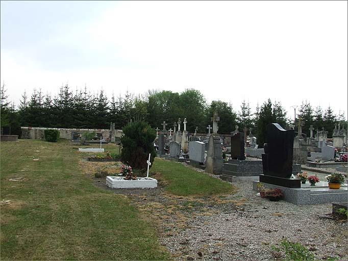 Vue d'une partie du cimetière, partie arrière, tombe d'enfant, ensemble trois quart gauche.