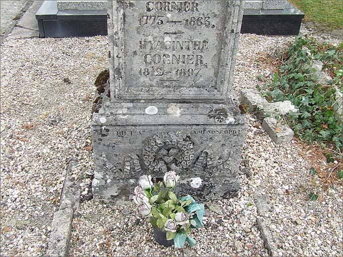 Tombeau (n°40), type 1, détail socle, ensemble face.