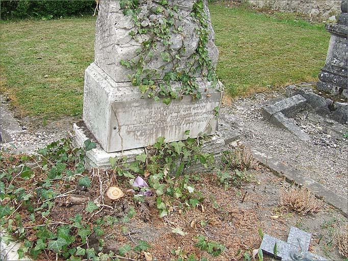 Tombeau (n°41), détail épitaphe, ensemble trois quarts gauche.