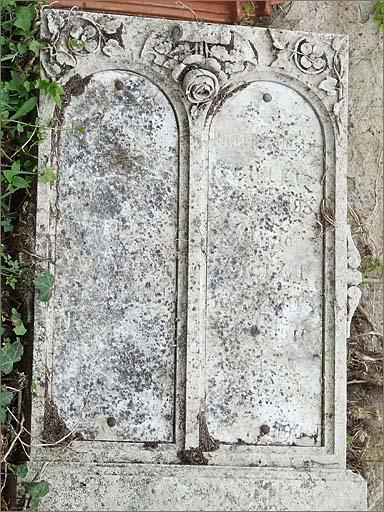Tombeau (n°43), type 1, plaque portant l'épitaphe, ensemble face.