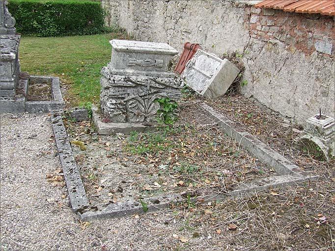 Tombeau (n°43), type 1, socle, ensemble trois quarts gauche.