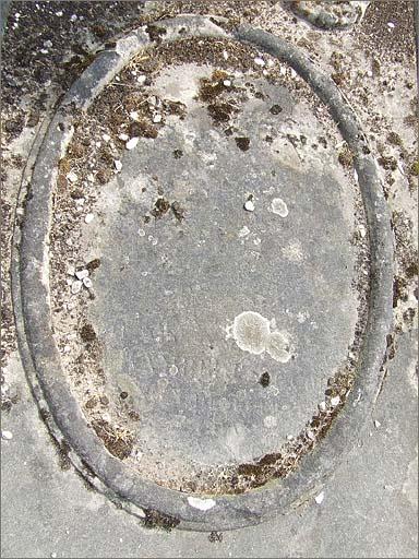 Tombeau (n°47), type 4, détail dalle funéraire, ensemble face.