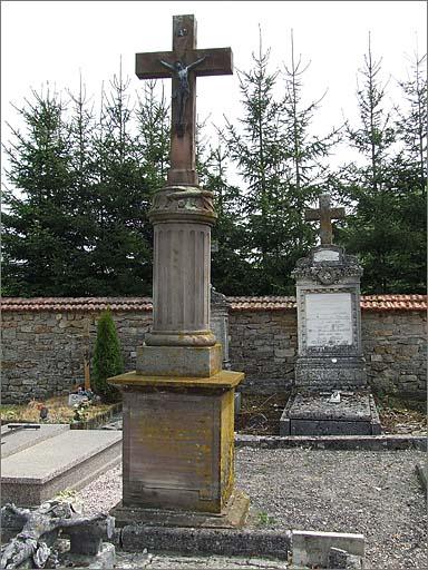 Croix de cimetière, ensemble trois quarts droit.