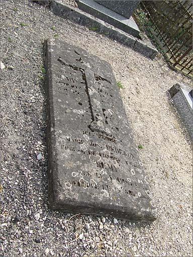Tombeau (n°51), dalle funéraire, ensemble trois quarts gauche.