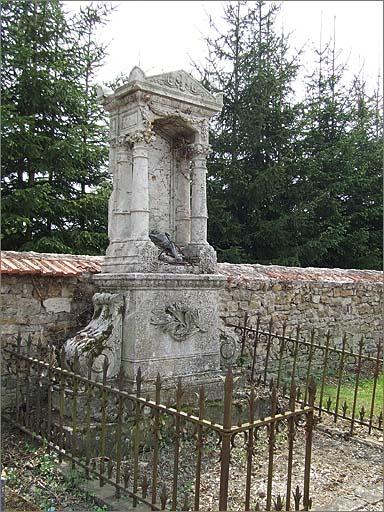 Tombeau (n°54), type 4, stèle et entourage de tombe, ensemble trois quarts gauche.