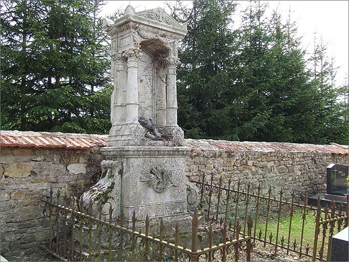 Tombeau (n°54), type 4, stèle et entourage de tombe, ensemble trois quarts gauche.