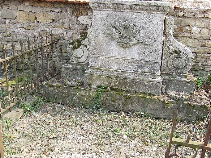 Tombeau (n°54), type 4, socle, détail, ensemble face.