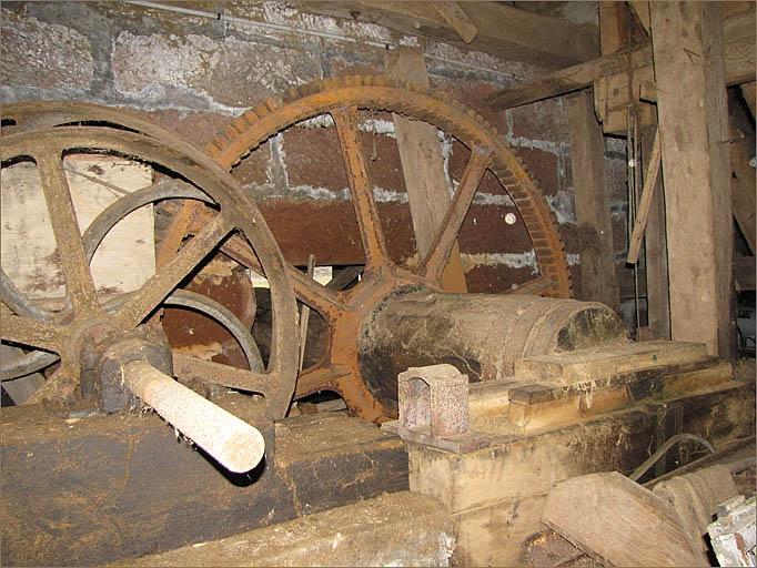 Scierie des Creussenieuls, sous-sol, détail des engrenages.