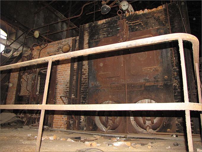 Intérieur de la chaufferie, chaudières à vapeur fabriquée par la Société Alsacienne de Constructions Mécaniques de Mulhouse en 1955.