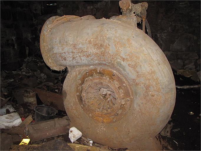 Scierie du Kertoff, sous-sol, turbine de type Francis.
