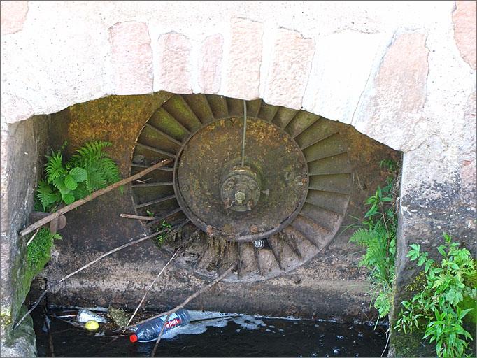 Scierie Geisler, vue du bâtiment rive droite, détail : turbine.