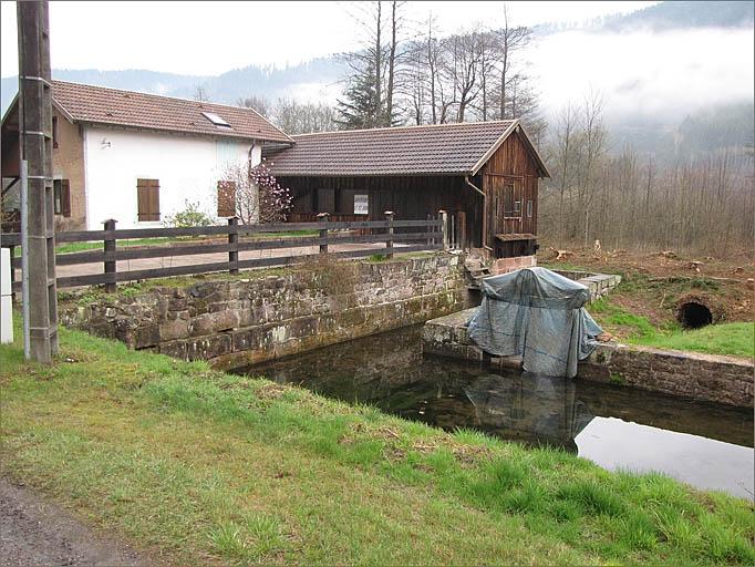 Scierie de la Haute-Creuse, élévation antérieure et canal d'alimentation, trois quarts droit.