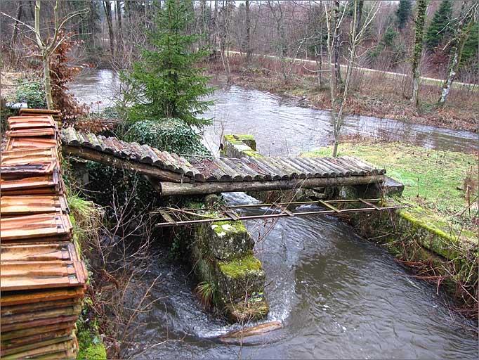 Scierie communale de la Trouche, cage de la roue et pertuis de flottage.
