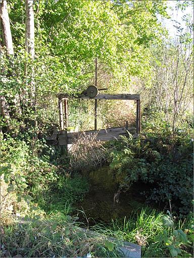 Vanne de prise d'eau de la scierie de Pajaille.