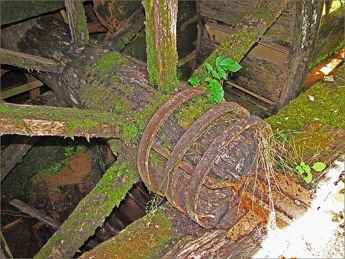 Scierie des Creussenieuls, élévation postérieure, détail de l'arbre en bois de la roue.