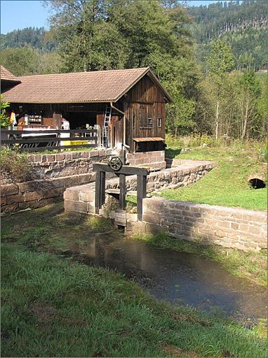 Scierie de la Haute-Creuse, élévation antérieure et canal d'alimentation, trois quarts droit.