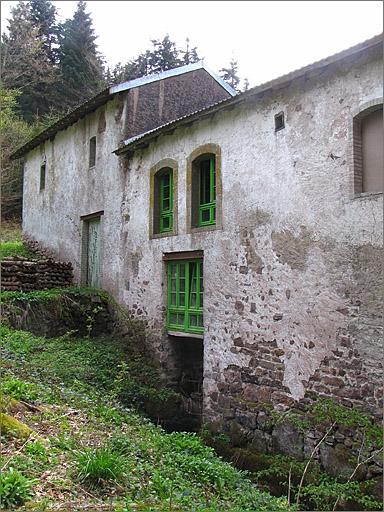 Elévation postérieure du moulin, vue de trois quarts droit.