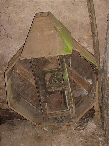 Intérieur du moulin, caisson des meules.