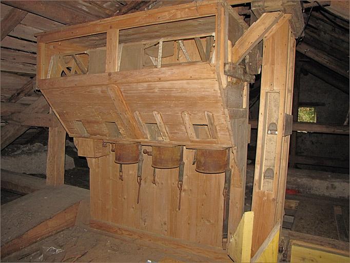 Intérieur du moulin, combles, bluterie et ensachage.