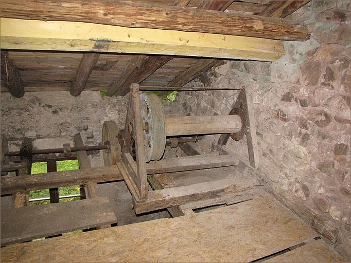 Intérieur du moulin, combles, treuil du monte-charge.