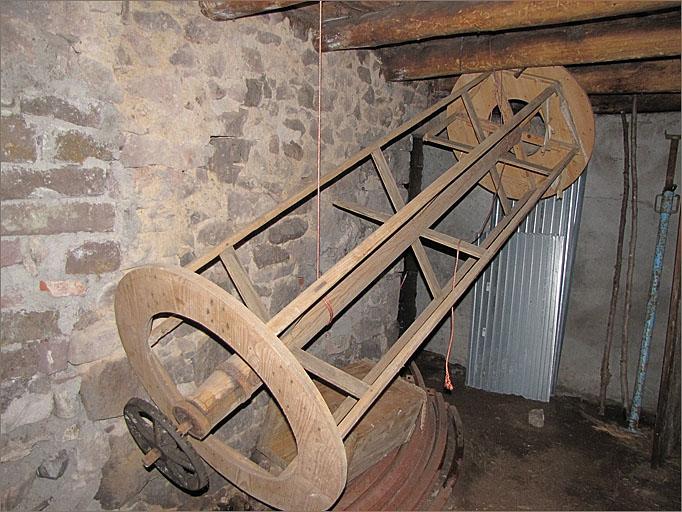 Intérieur du moulin, cylindre de bluterie déposé.