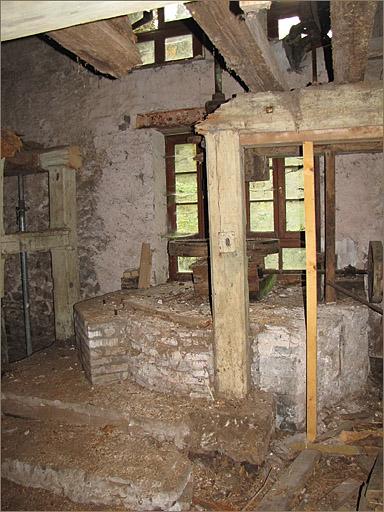 Intérieur du moulin, maçonnerie du pivot de l'axe des meules.