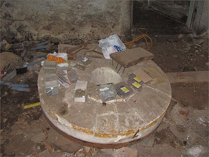 Intérieur du moulin, meule déposée.