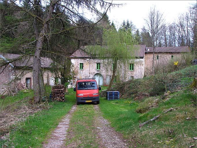 Habitation et dépendances, élévation antérieure, vue d'ensemble.