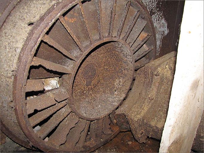 Sous-sol de la halle de sciage, turbine de type Girard, détail.