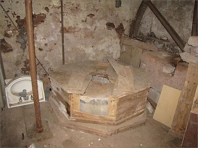 Rez-de-chaussée, atelier de mouture, meules et caisson.
