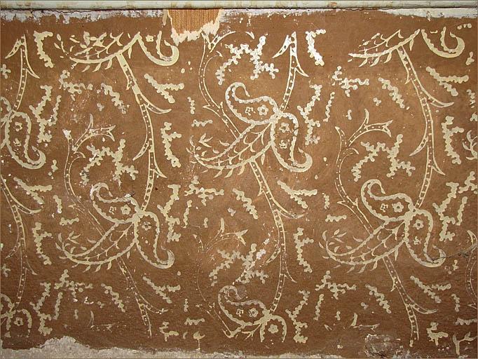 Habitation, salon, détail du papier peint au pochoir.