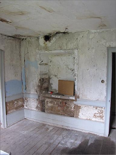 Habitation, entrée : vestiges du placard de chauffe.