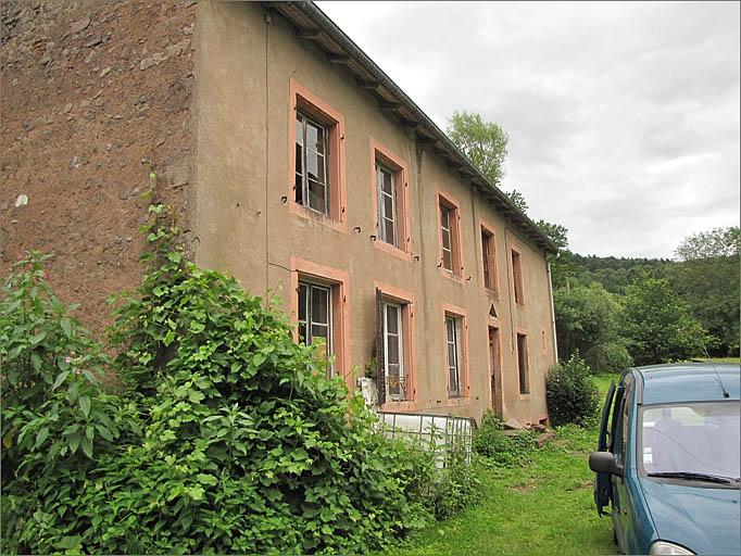 Elévation antérieure, vue de trois-quarts gauche.