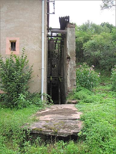 Extrémité est de la façade, vestiges de la roue hydraulique.