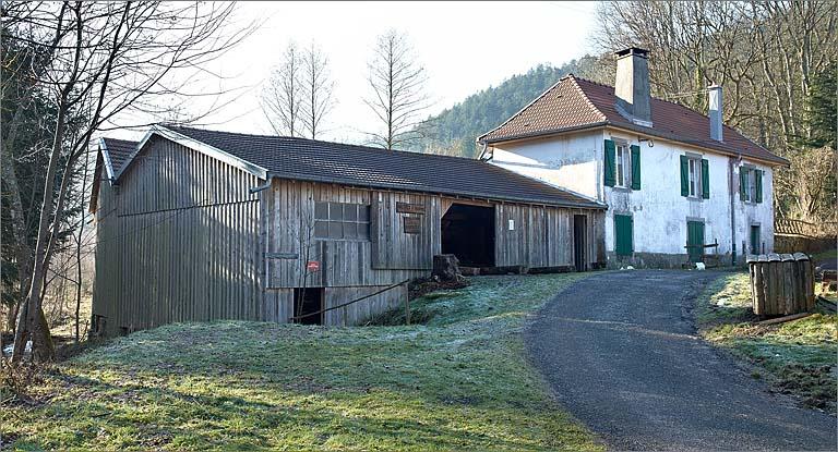 Elévation antérieure des bâtiments, vue de trois quarts gauche.