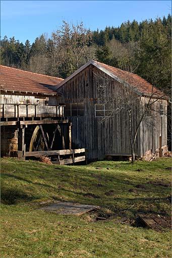 Elévation postérieure des bâtiments, roue et bâtiment annexe.
