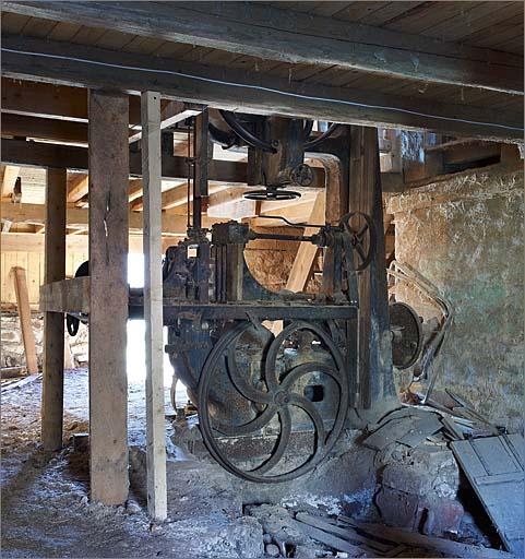 Sous-sol de la scierie, scie à ruban.