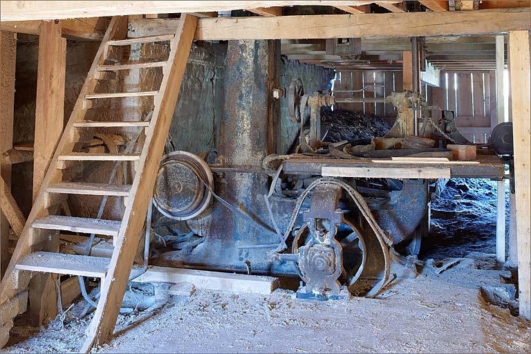 Sous-sol de la scierie, entrainement de la scie à ruban.