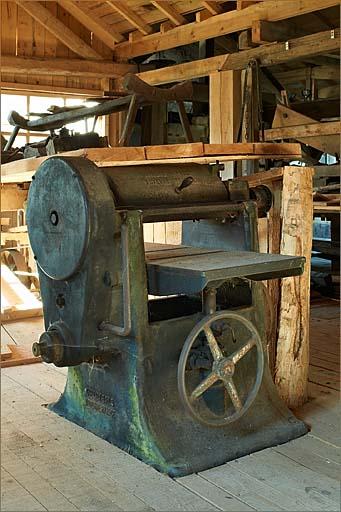 Intérieur de la scierie, dégauchisseuse.