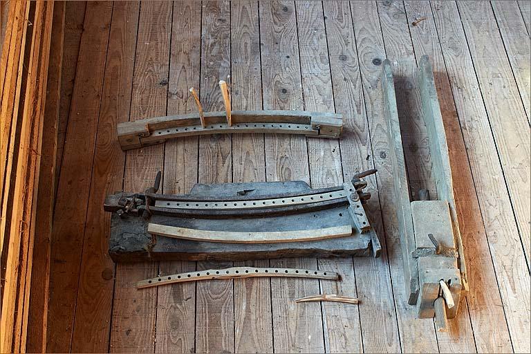 Intérieur de la scierie, instruments pour la fabrication des râteaux à foin.