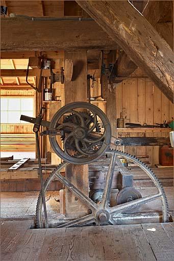 Intérieur de la scierie, machine à rainurer le parquet.