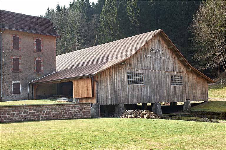 Halle de sciage et quai de chargement, vue de trois quarts droit.