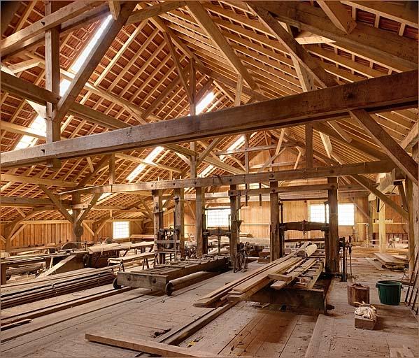 Intérieur de la halle de sciage, vue postérieure de l'ensemble des machines.