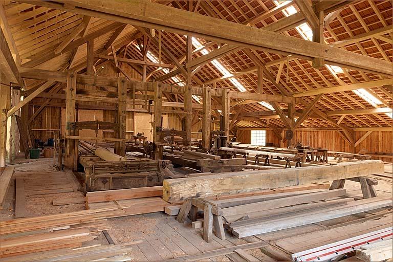 Intérieur de la halle de sciage, vue antérieure de l'ensemble des machines.