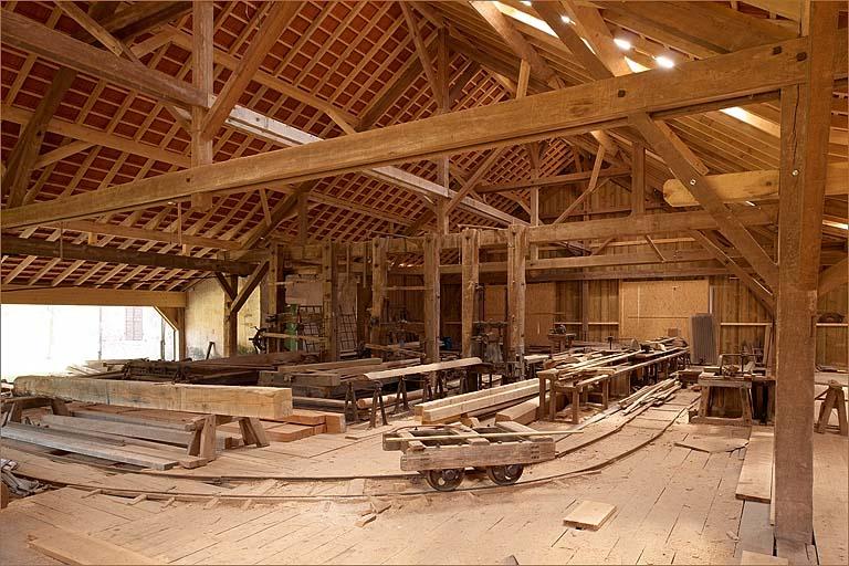 Intérieur de la halle de sciage, vue d'ensemble.